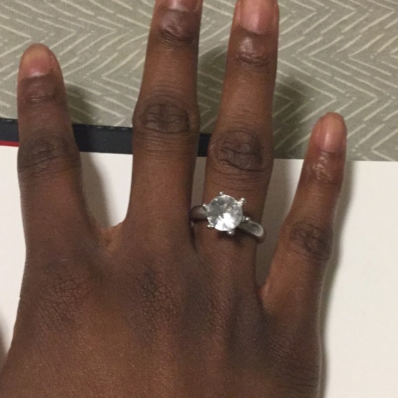 Fake diamond ring - Picture 2 of 3